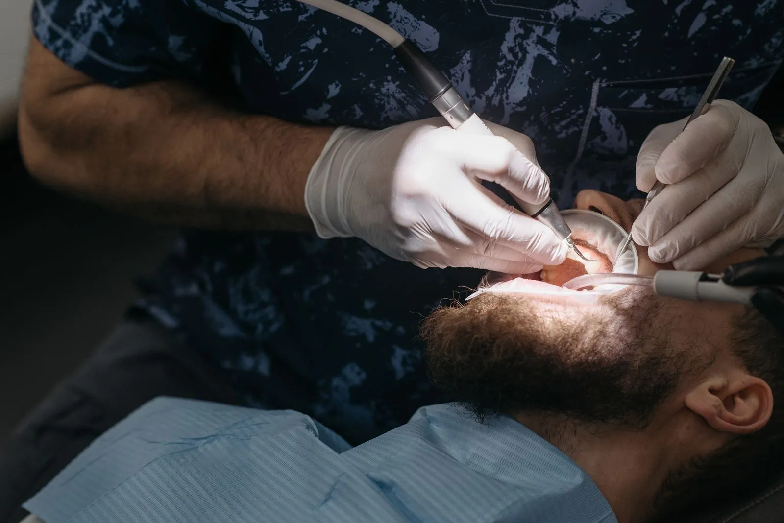 Dentista del Instituto Dental Campos realizando un tratamiento en la boca de un paciente