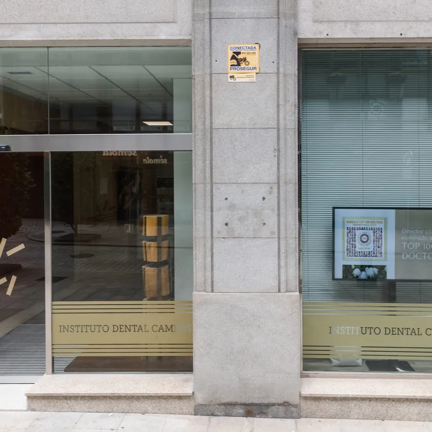Fachada del Instituto Dental Campos en la calle, en el centro de Vigo